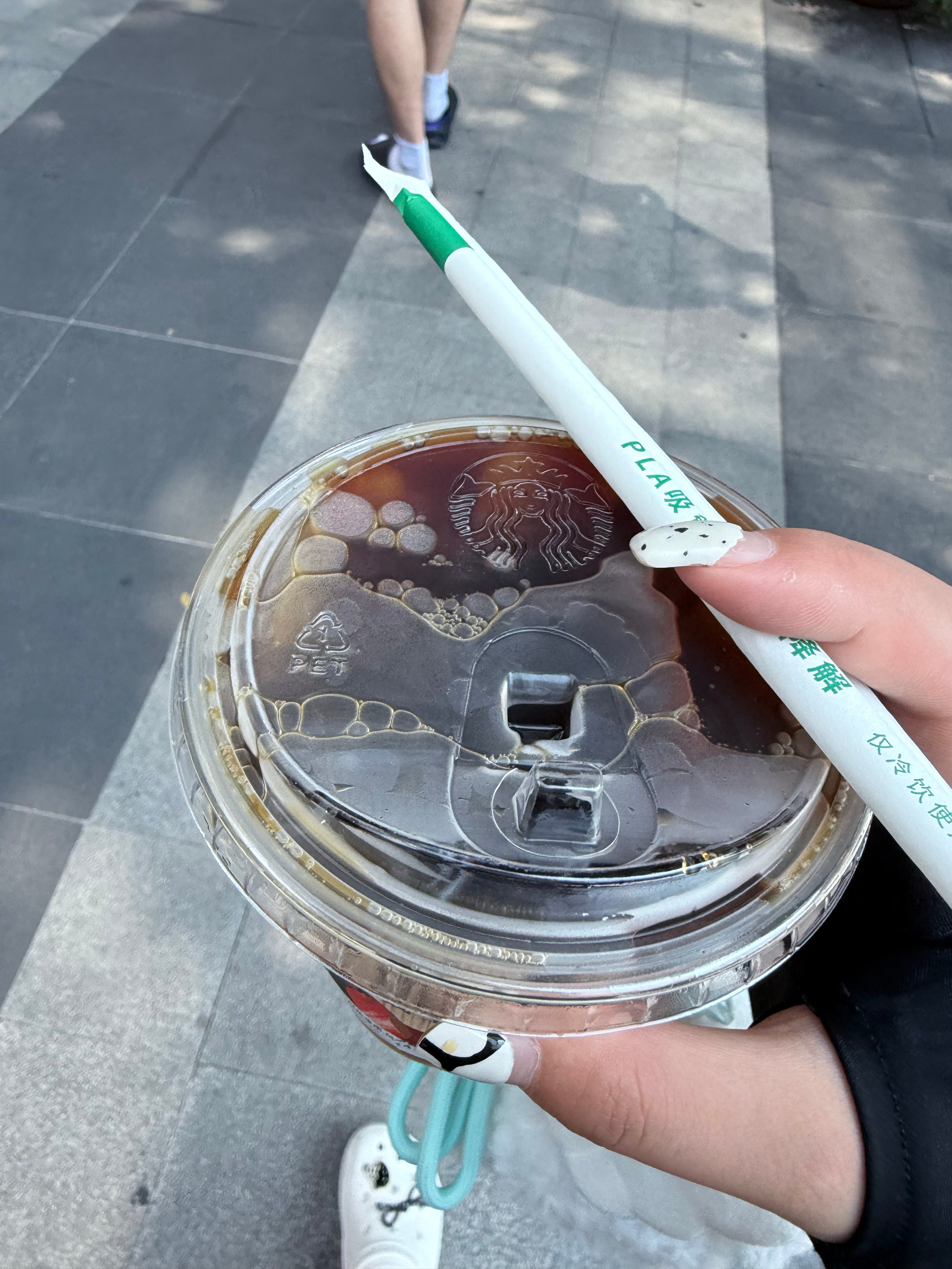 星巴克推出自习室，那的确很方便了，小时候看到这种咖啡店里带电脑工作的人总感觉很羡