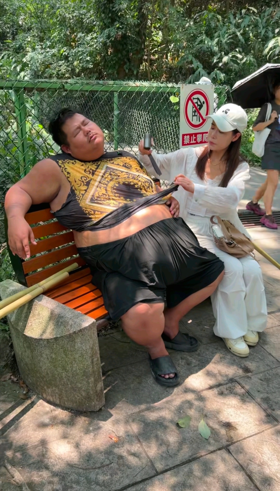 良子爬山，需要两人用棍子抬腹。旧唐书对安禄山身材的记载，具象化了：“晚年益肥壮，