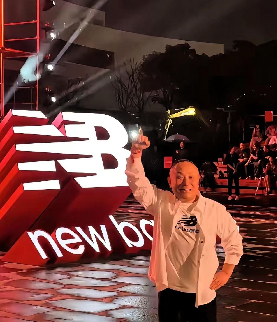 越善良的人，越容易走向极端。
​严鹏跳下去的地方，是商场负二楼的流水景观区，因为