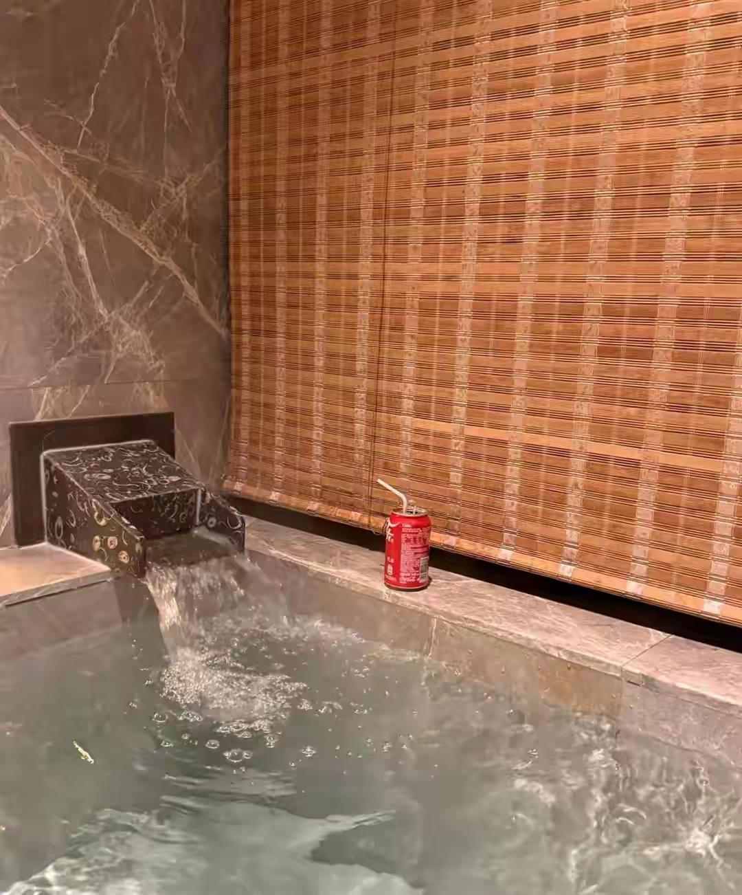 震惊！女子泡温泉后尿血，豪华酒店回应：疑似宠物毛发引发水质问题，真相令人震惊！