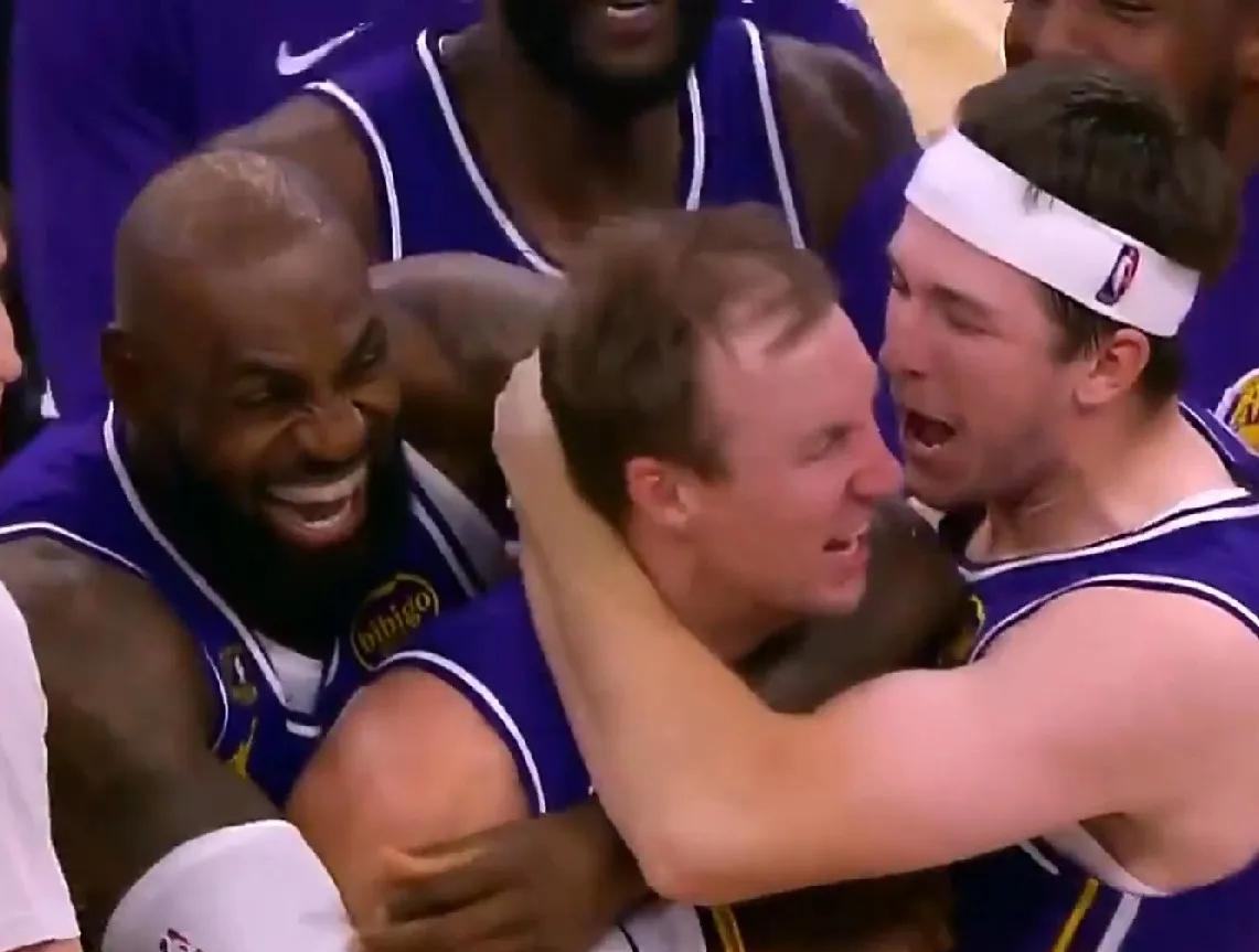 在下半场东契奇浪投的情况下
在整场詹姆斯手感全无的情况下
在里弗斯发挥并不稳定的