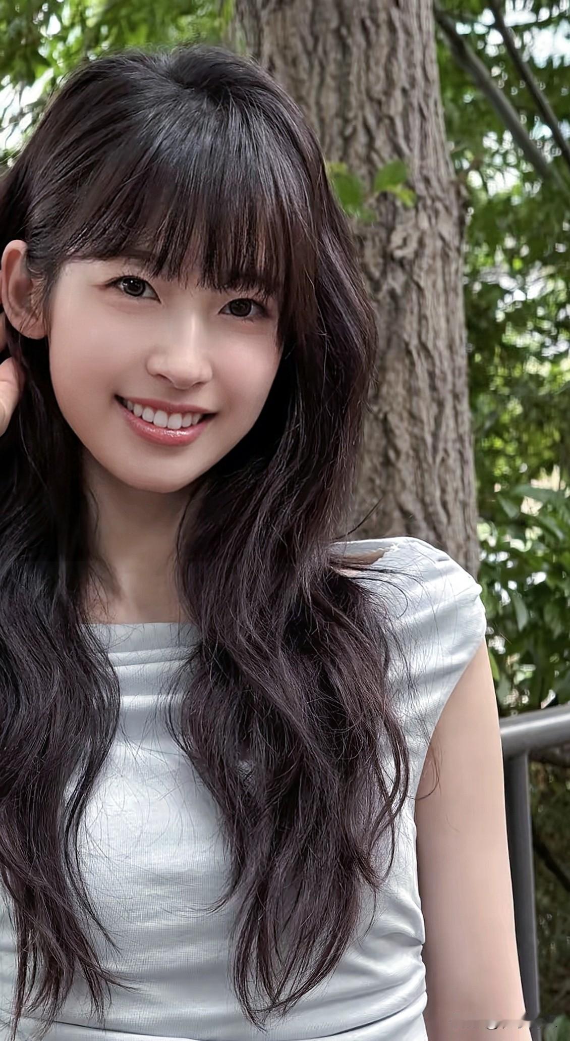 绿树阴中笑语频，
芳草萋萋映美人。
 今日分享随手拍照片高颜值随手拍 今日分享随