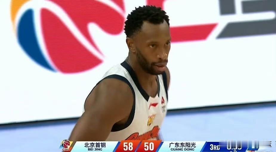 半场44-58落后14分，以为又要崩了！
下半场主教练果断变首发：
换下徐杰，换