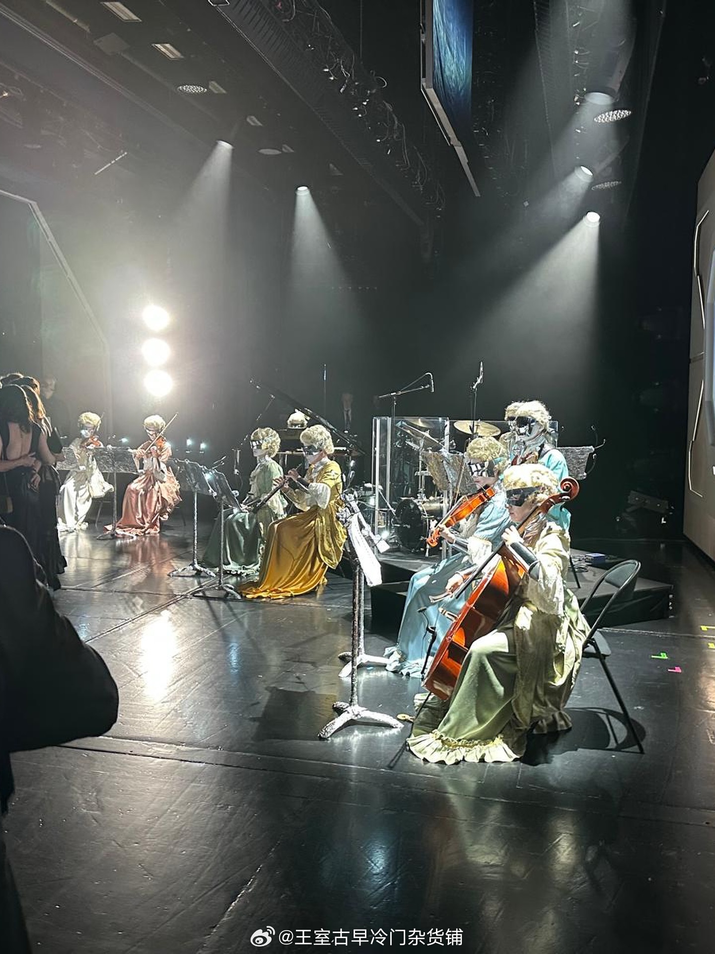 王室王室俄罗斯王室 丽贝卡两口子参加玫瑰舞会。 