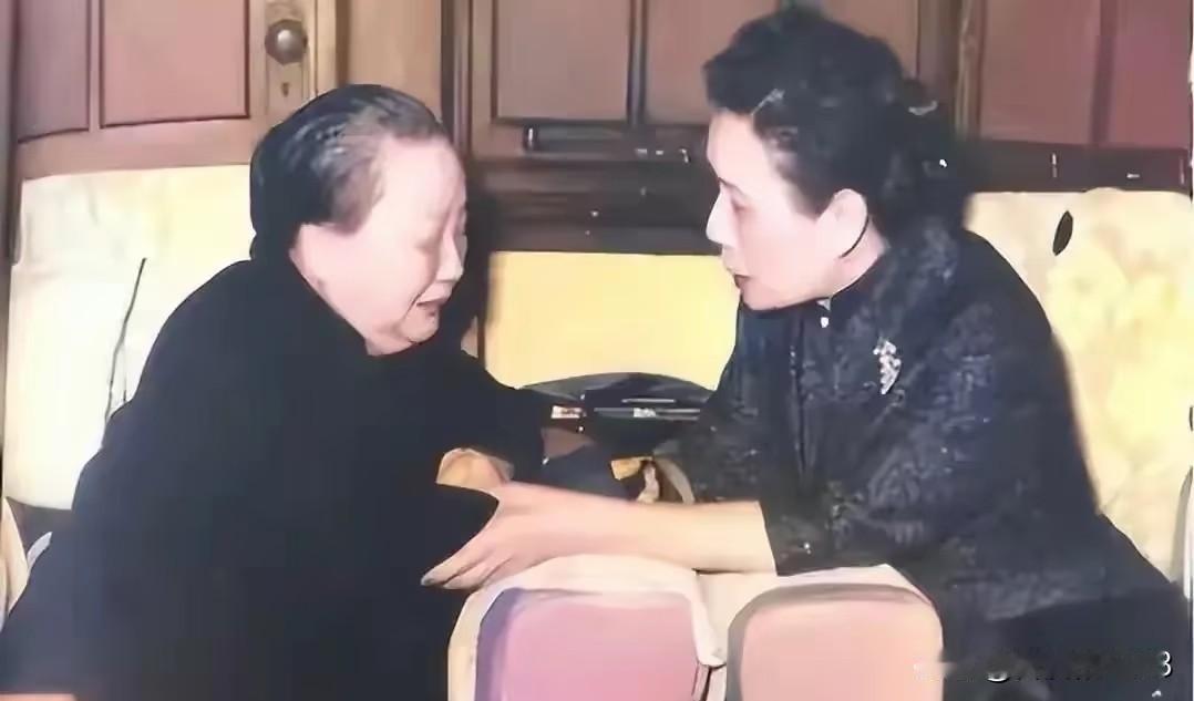 1962年，宋美龄探望著名学者胡适的遗孀江冬秀。