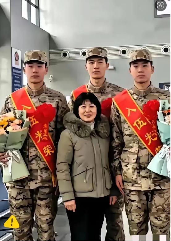 山东临沂沂南的张大姐今年59岁，二十一年前顶着38岁高龄生下三胞胎。男人走得早，