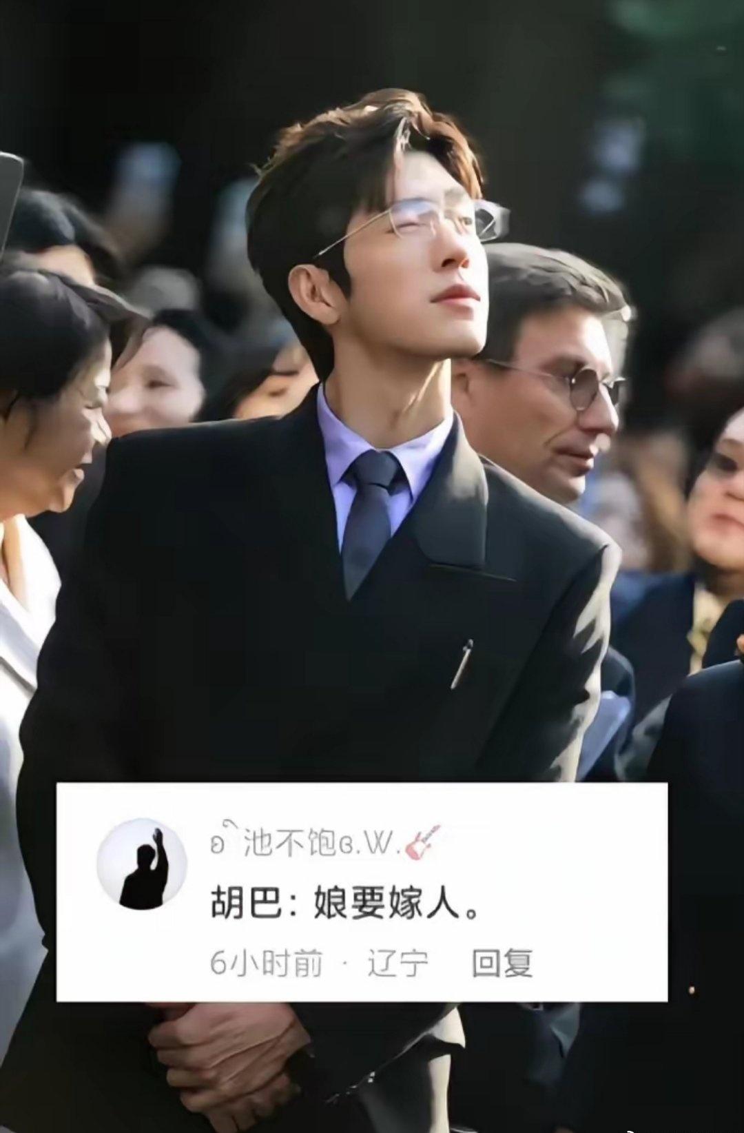 井柏然一直是氛围感十足的老来俏类型，气质温润又自带成熟格调，如今正是颜值与气质并