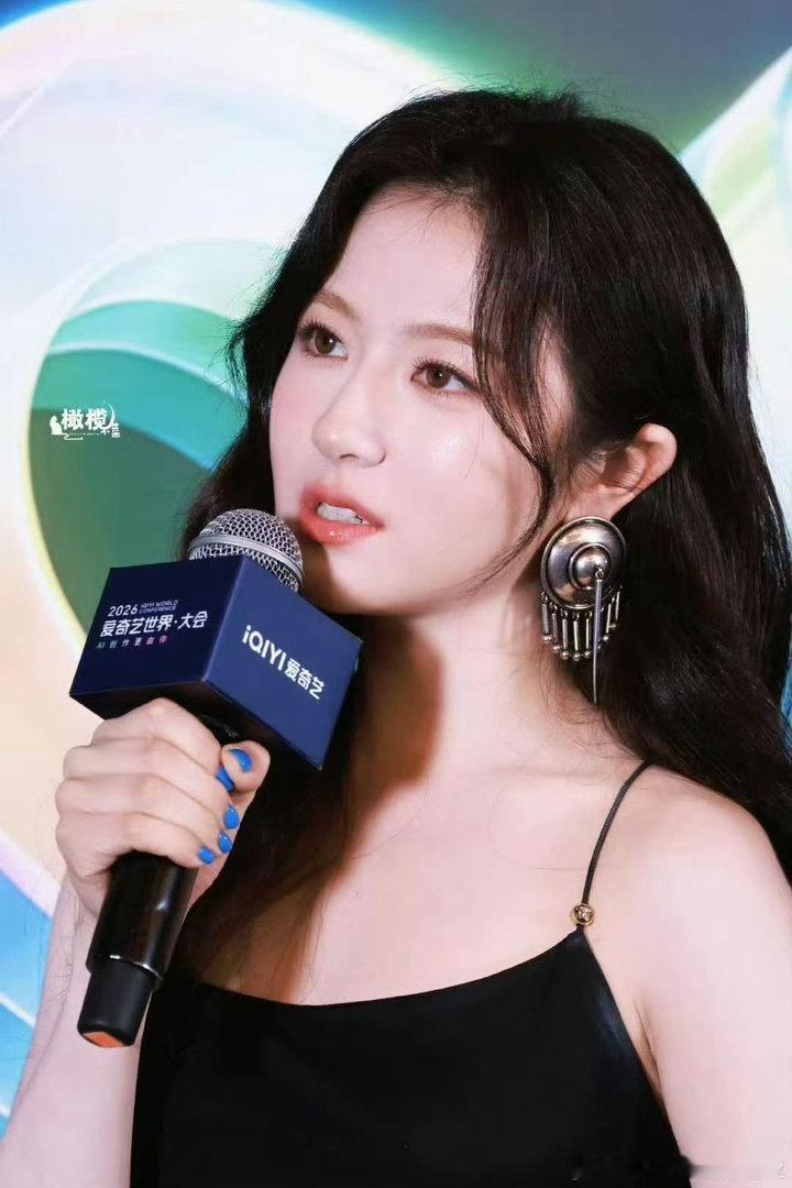 李兰迪喀什恋歌群访生图李兰迪群访生图 她低头看东西的时候，睫毛的阴影打在脸上。不