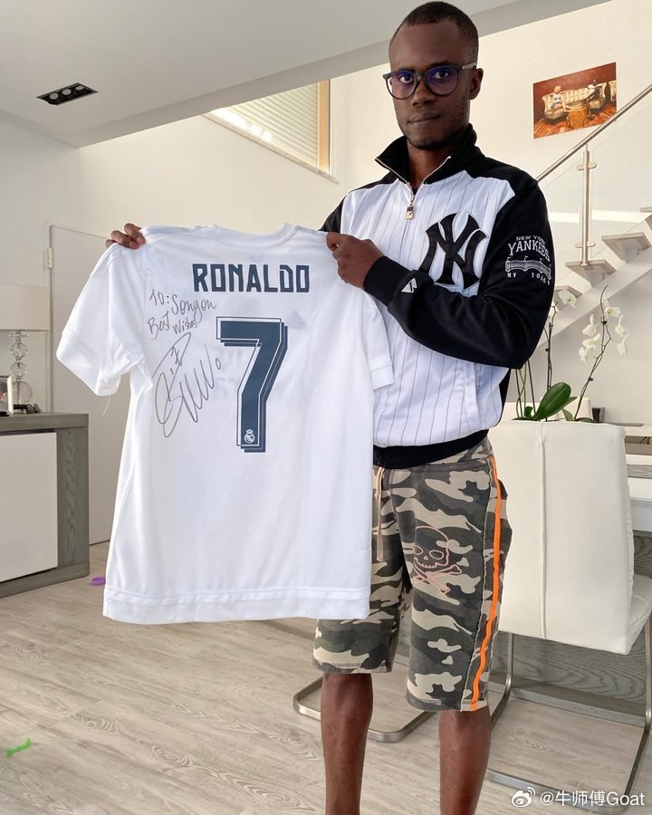 C罗 塞内加尔人莫杜·苏古是亚眠青年队的教练，他收到了一件克里斯蒂亚诺·罗纳尔多