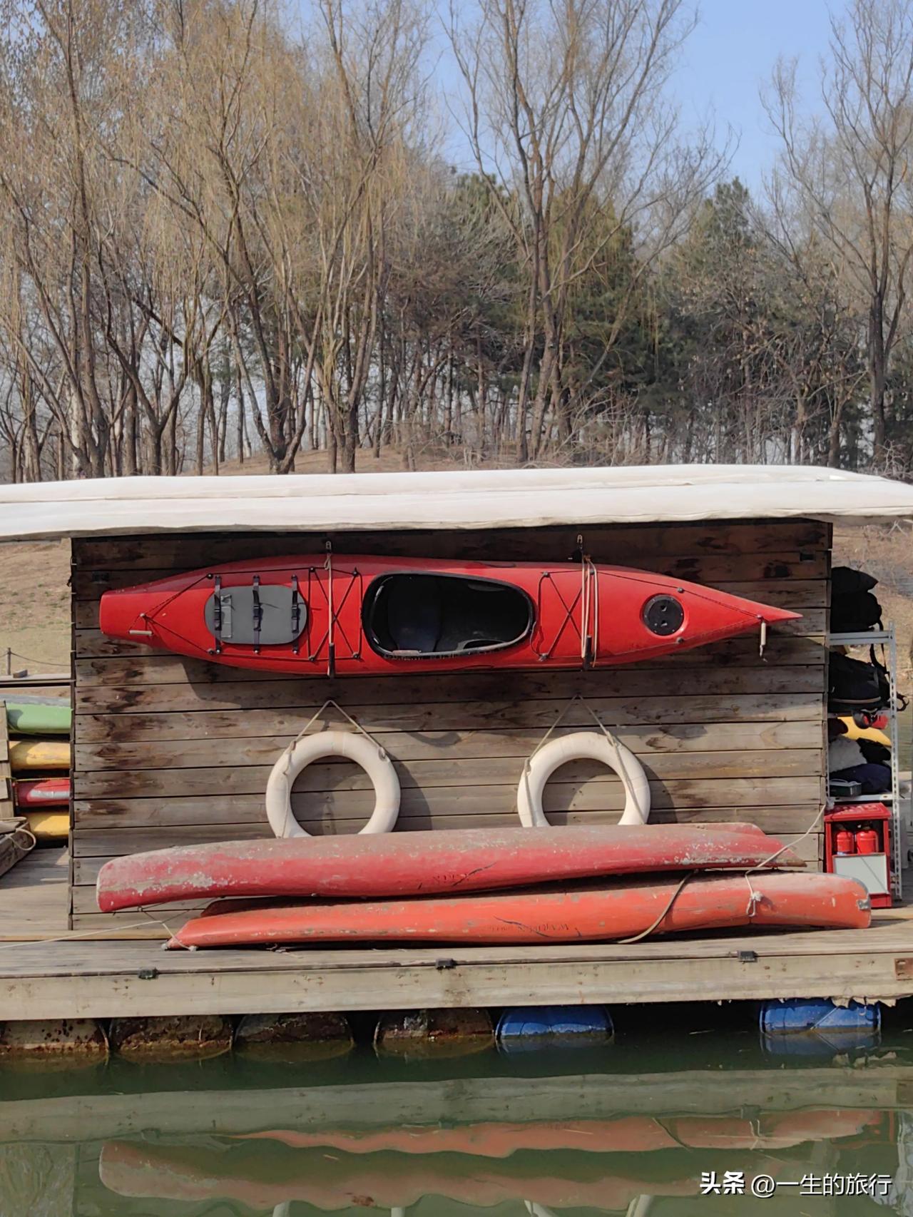 现在的人玩什么的都有。刚开春，北京奥森皮划艇就开划了。这跟我们小时候手划的船有很