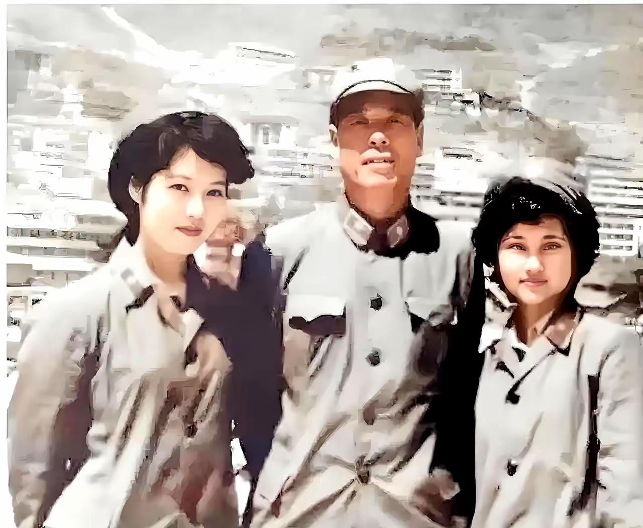 老山战役时，著名的傅全有将军与两名漂亮女兵的合影，可令人万万没想到的，是这两名女