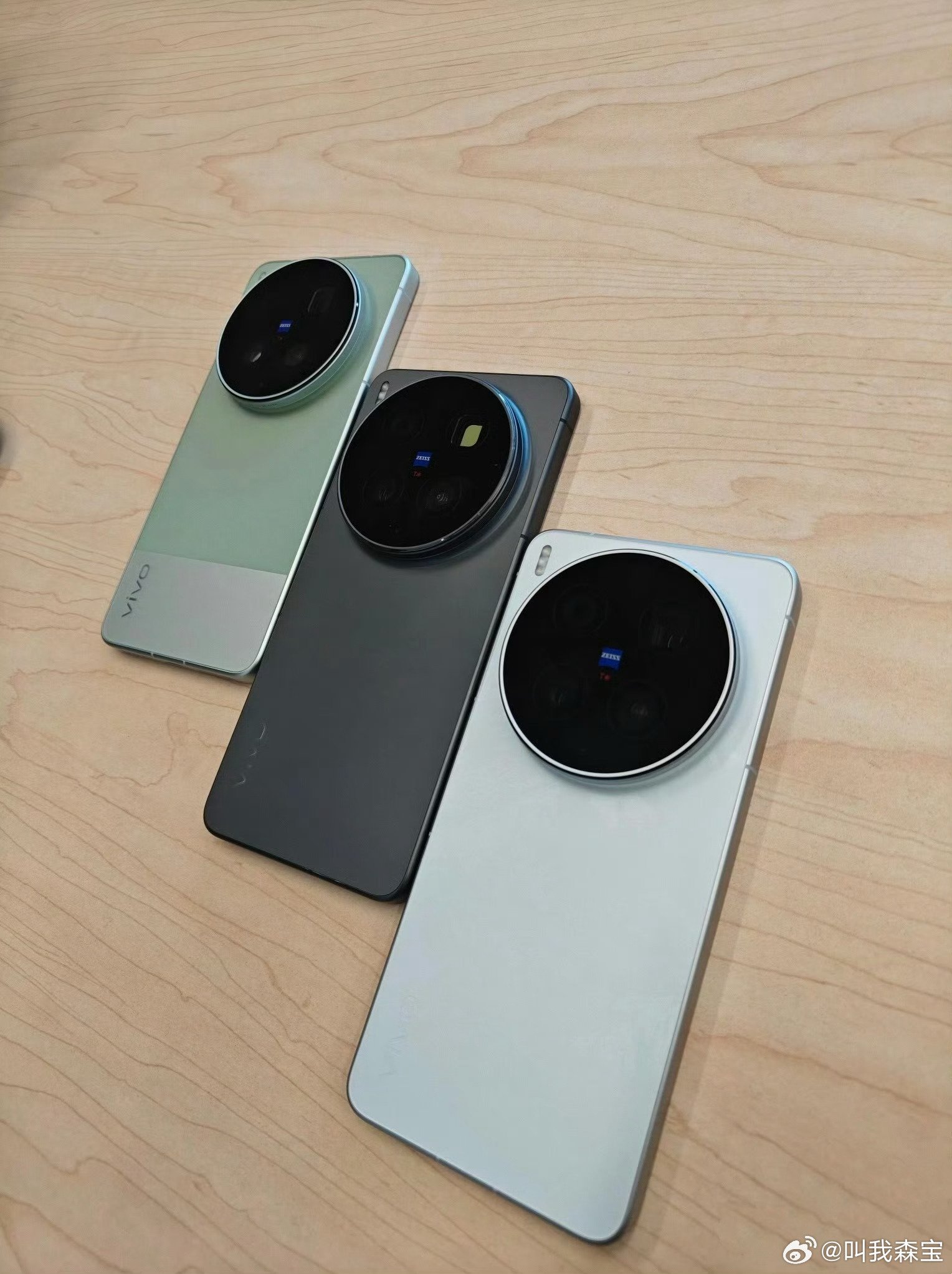 有人疑似拍到了vivo X300 Ultra的真机外观，你们更喜欢这三个配色哪个