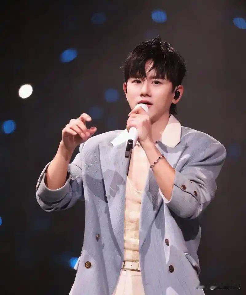 光鲜演唱会背后暗藏隐患，10位歌手舞台遇险，你还记得哪一件？
演唱会看着热闹光鲜