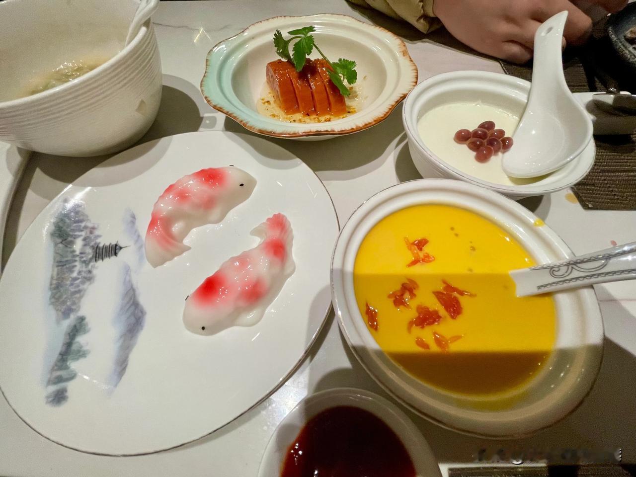 两天吃饭花了2000，可劲造。政策不能刺激消费，只有提高收入可以。我之前在报社上