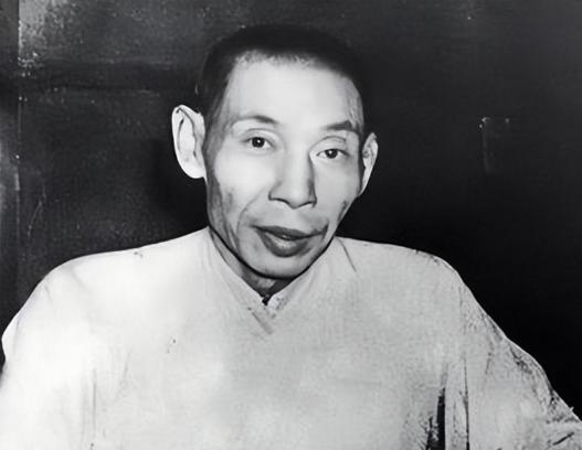 1929年，杜月笙的门徒惹了祸，他亲自登门，向对方大佬严老九作揖赔礼，可严老九却