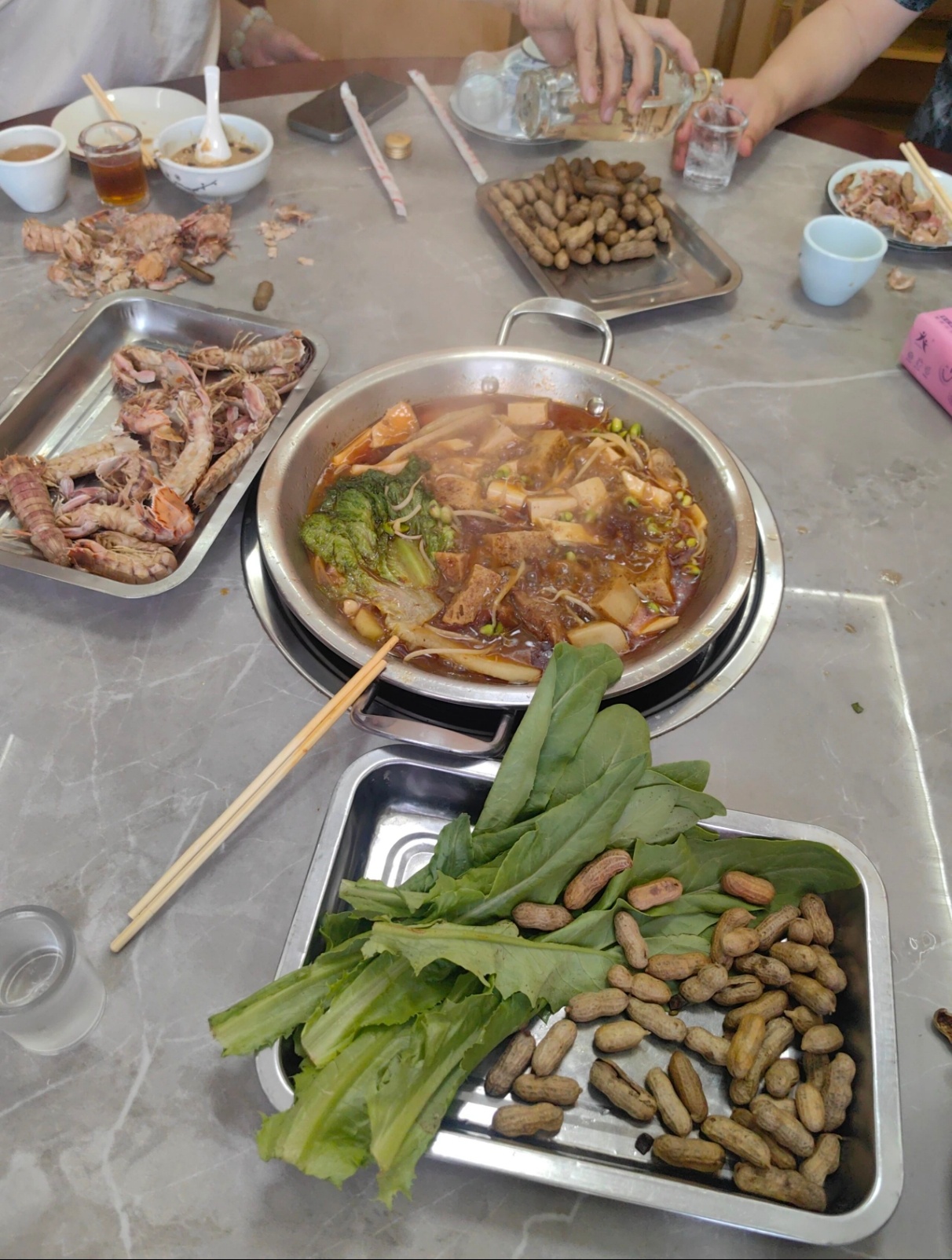 “八仙”局有点小残，六点开席，七点过三分，才闭环，光头强缺席，变“竹林七贤”。火