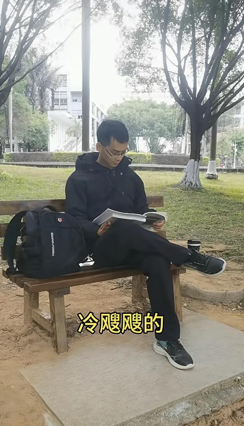 临近期末，唐尚珺最没有把握的科目可能就是C语言了。

还有半个月就期末考试了，唐