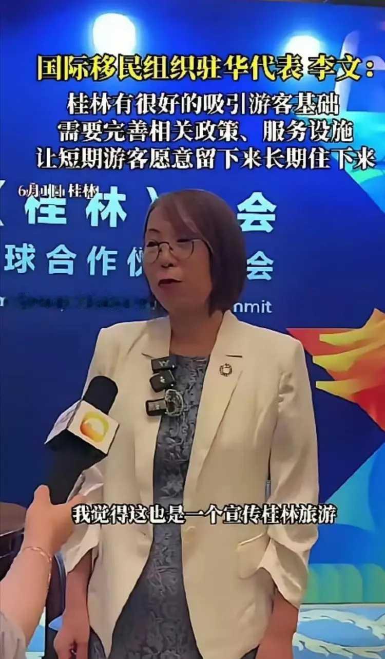 她是哪个国家的？
应该不是中国人。