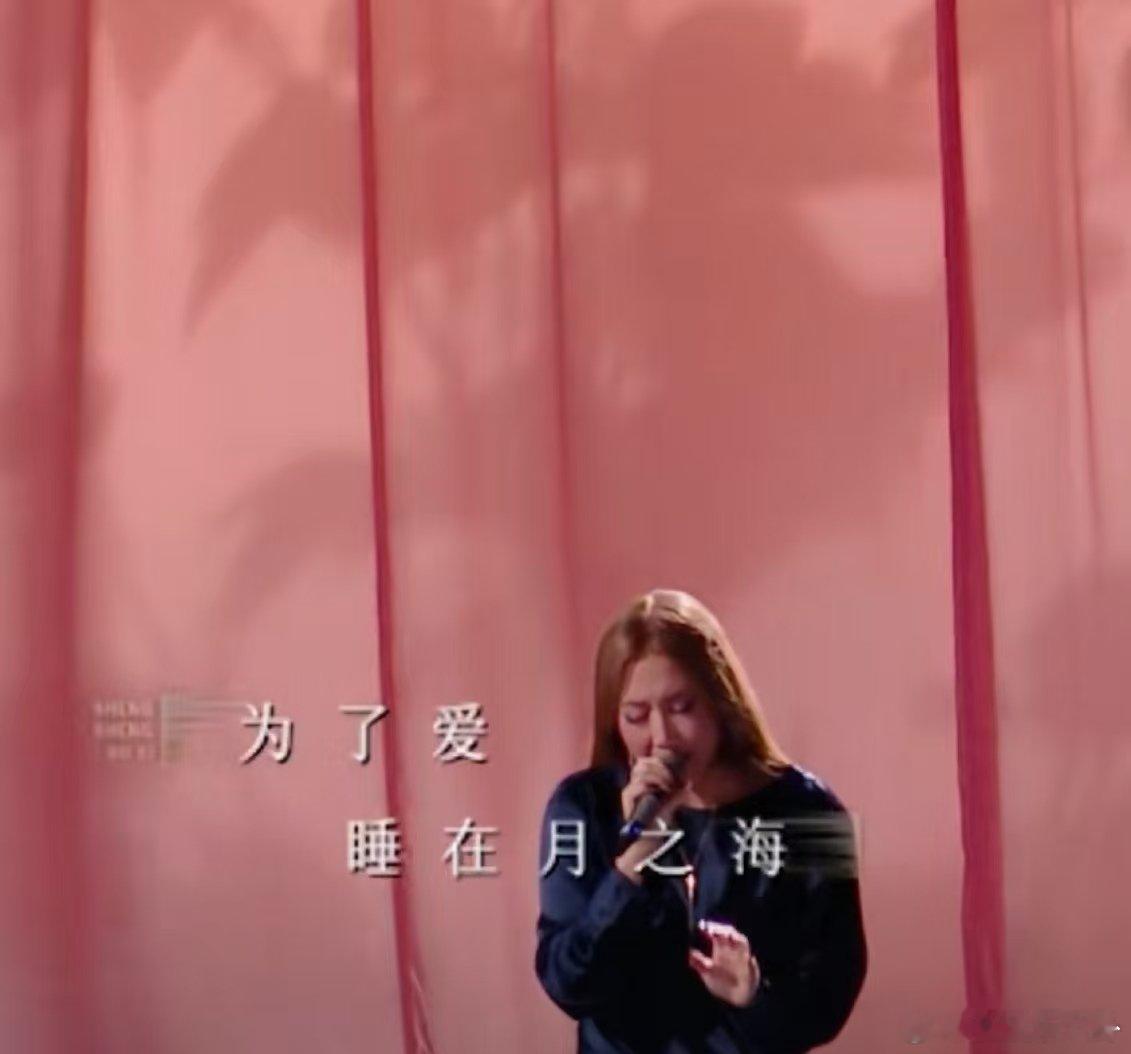 A-Lin 的《月光爱人》太戳心了，降调后的演绎把情感揉进胸腔，没有刻意炫技却满
