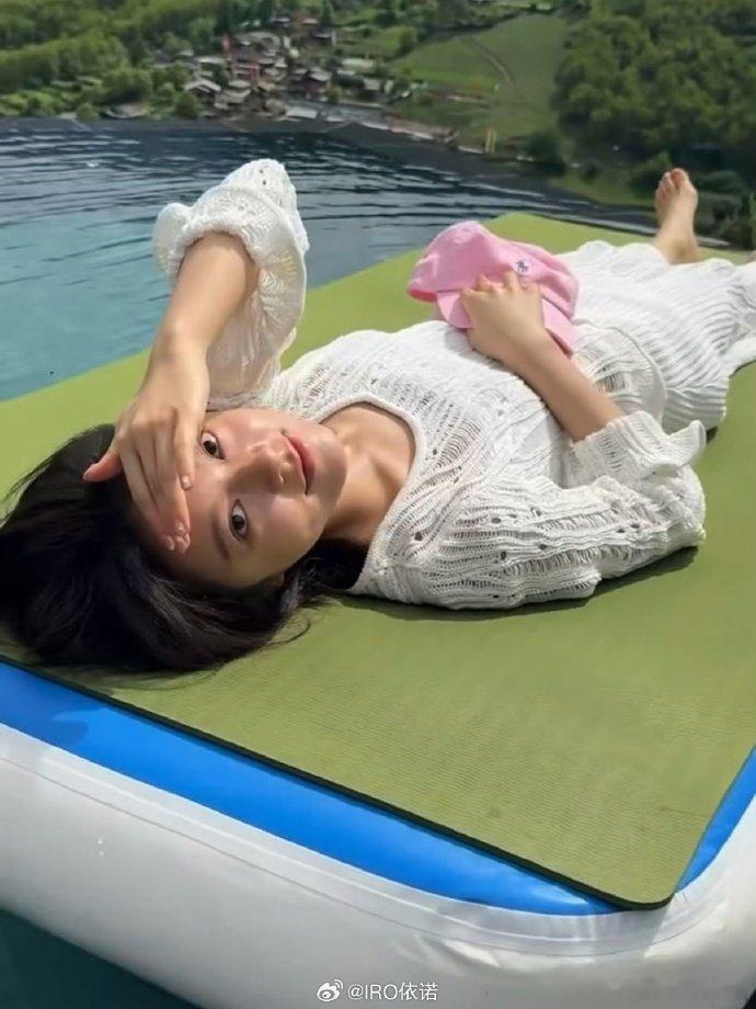 赵今麦水上打坐 好爱麦的松弛！！水上打坐、在阳光下睡午觉，VOGUE活动被她玩出