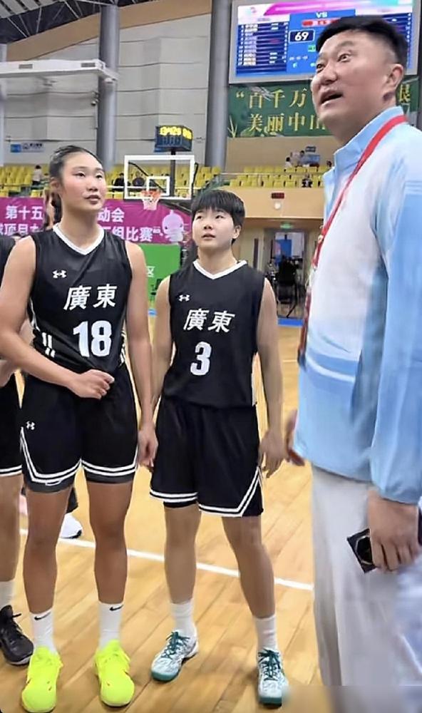 杜指导这连轴转的节奏，看得人既心疼又忍不住竖大拇指！昨天刚在东莞带广东男篮拿下全