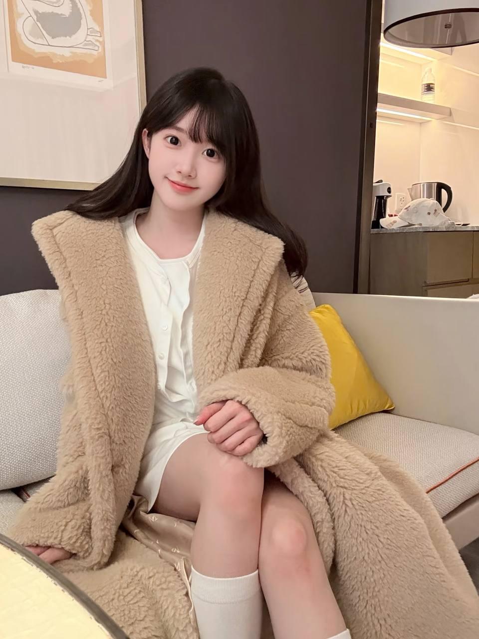 冬日温柔少女与毛绒大衣的完美邂逅🌞🧥💕毛绒外套女冬季 保暖毛绒外套女 毛绒