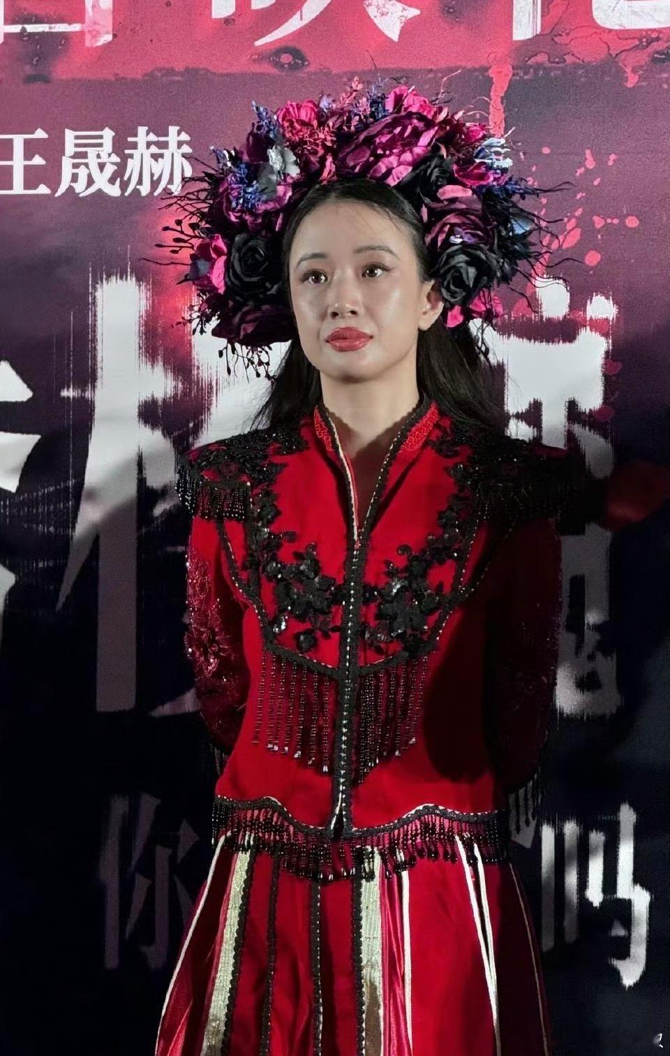 杜华后悔独自来看李梦的表演，她扮演的簪花女鬼形象十分吓人。面对中式恐怖的鬼新娘，