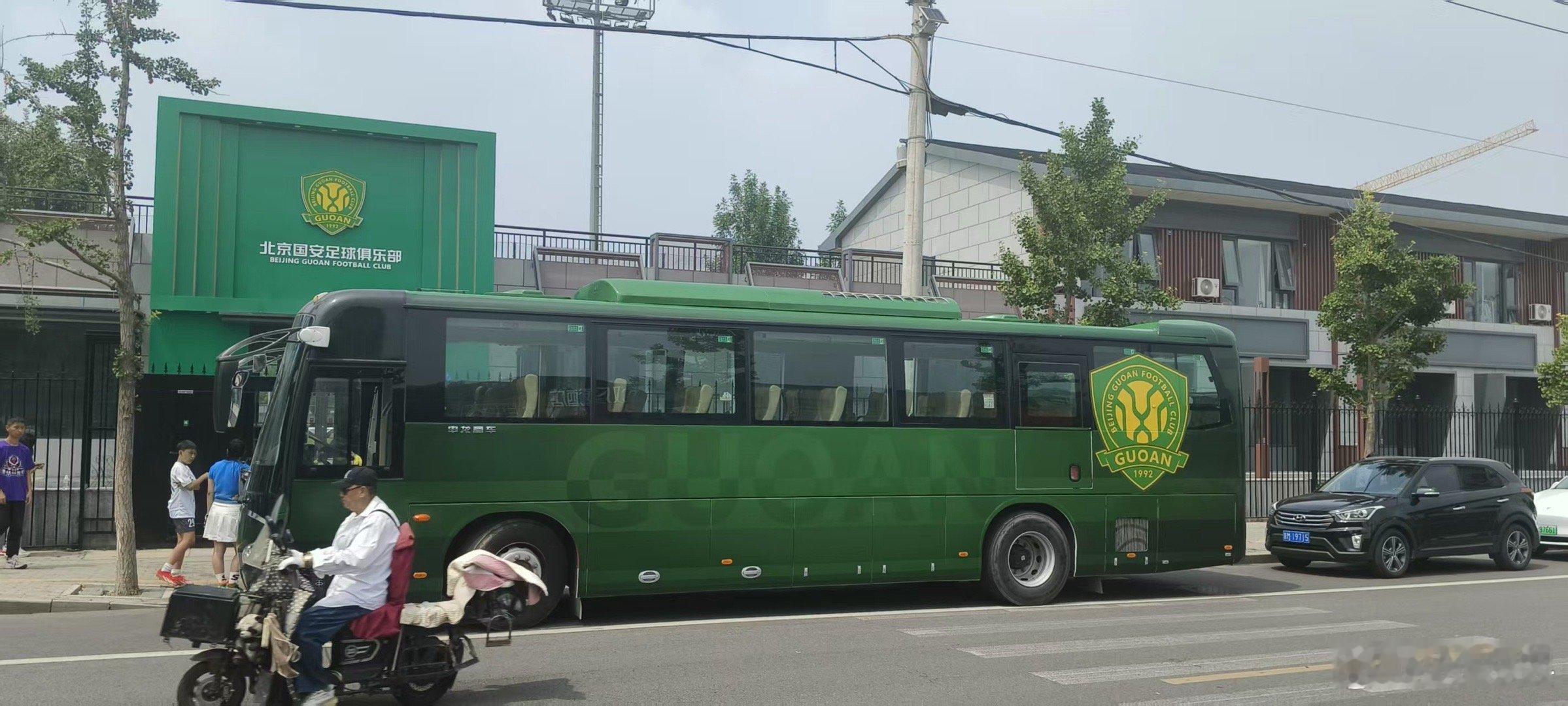 国安新大巴上街了，等着球员了。之前有球迷开玩笑的说，大不了，球员坐地铁，坐公交去