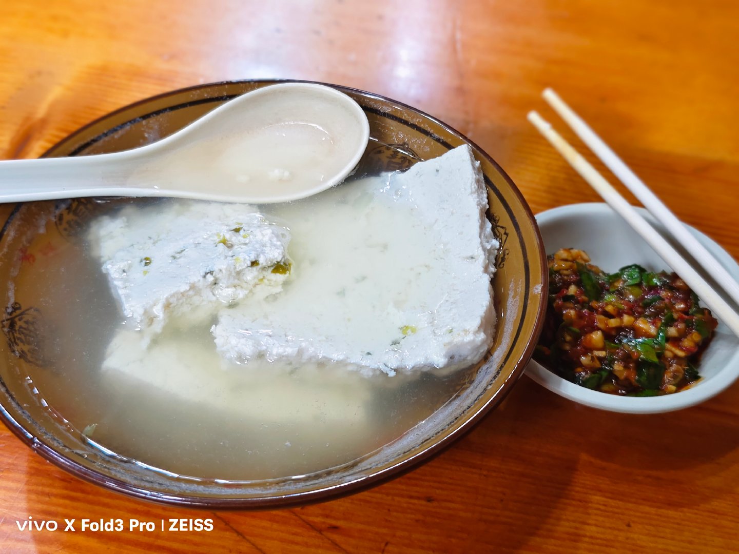 #深圳暴雨#就算下大雨我也要出门吃热米皮菜豆腐，太好吃了，天气冷冷的，喝口豆腐汤