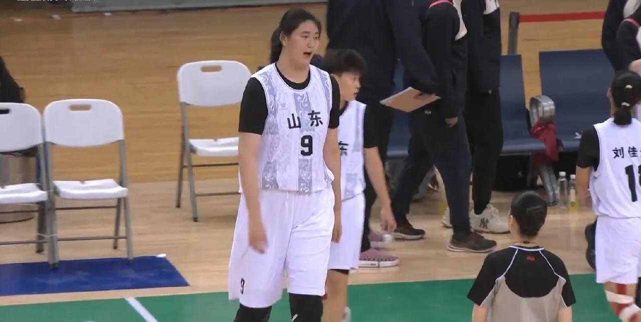 山东女篮青年队的张子宇真的太厉害了！
她在第一届青少年三大球运动会的数据如下: