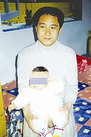 1983年，北京一名18岁少年，因抢了路人1顶帽子被判流氓罪，并处以死缓，他积极