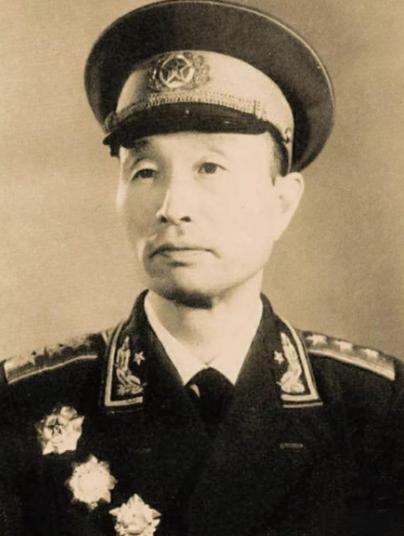 1972年，北京301医院，警卫班长赵保群奉命监护一位叫“张续”的病人。一天夜里