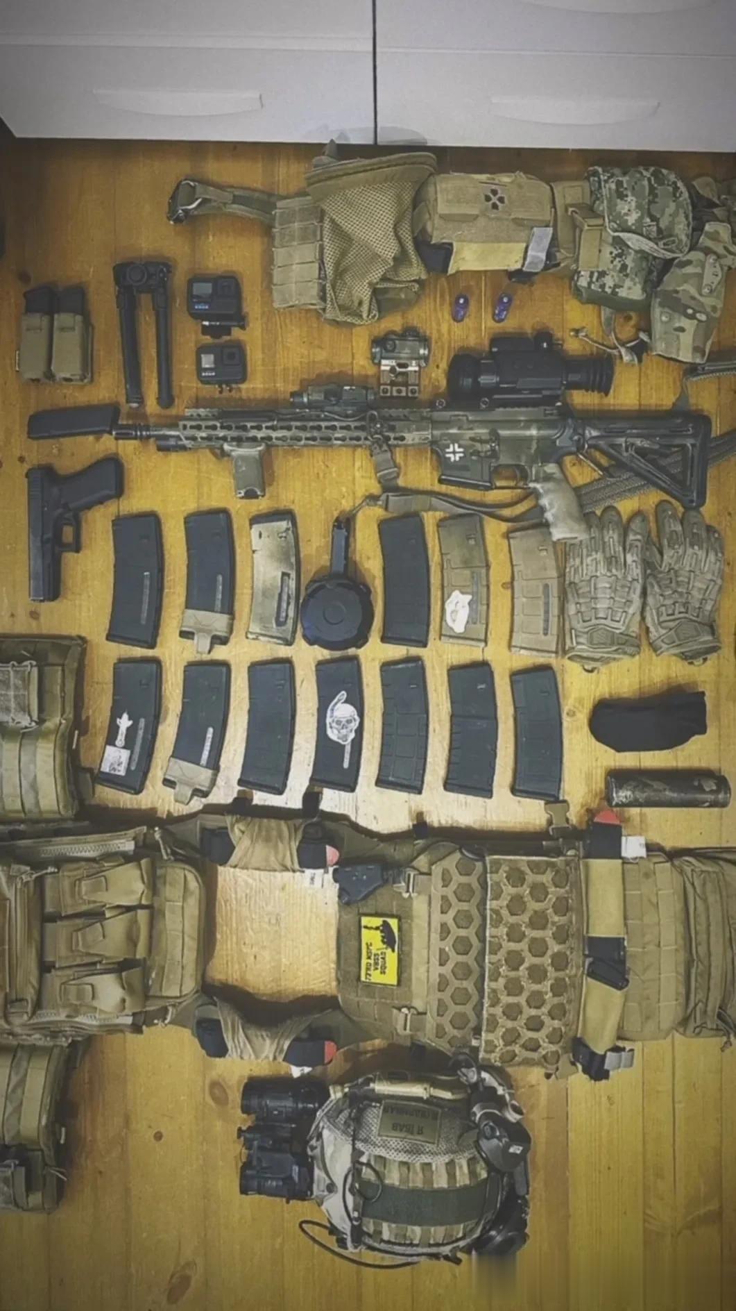 网上曝光的，乌克兰武装部队第73海上特战中心的一名士兵的装备：
/纳粹的空心十字