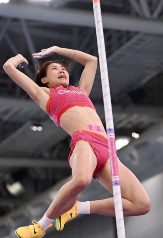 撑杆跳女神被镜头死盯“隐私部位”，她曾跳出过接近 4.90 米的成绩，可所有人只
