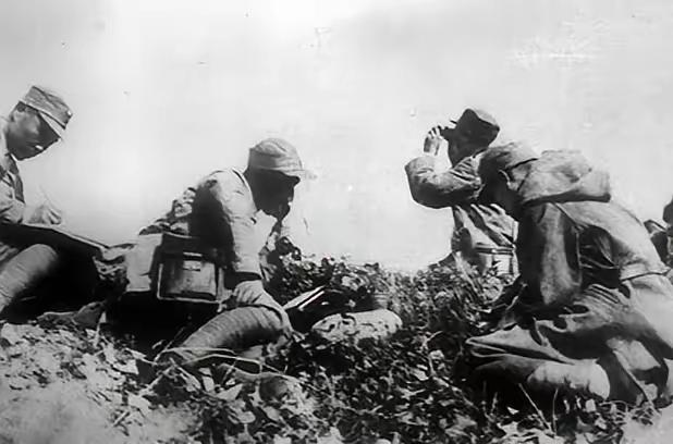 1951年，一群志愿军在撤退时，猛然发现眼前狭隘的山谷中，竟出现了成千上万个美军