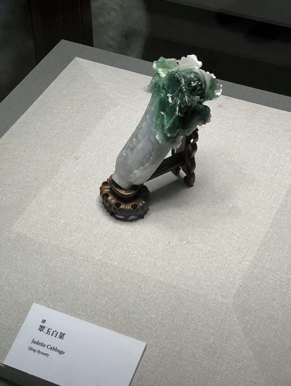 清代的翠玉白菜，精致小巧，做工精美，顶级工艺品啊！

清朝 白菜