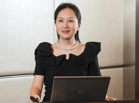 孟晚舟为什么姓任孟，而不姓任？

孟晚舟是任正非的女儿，但是他怎么就不随父亲的姓