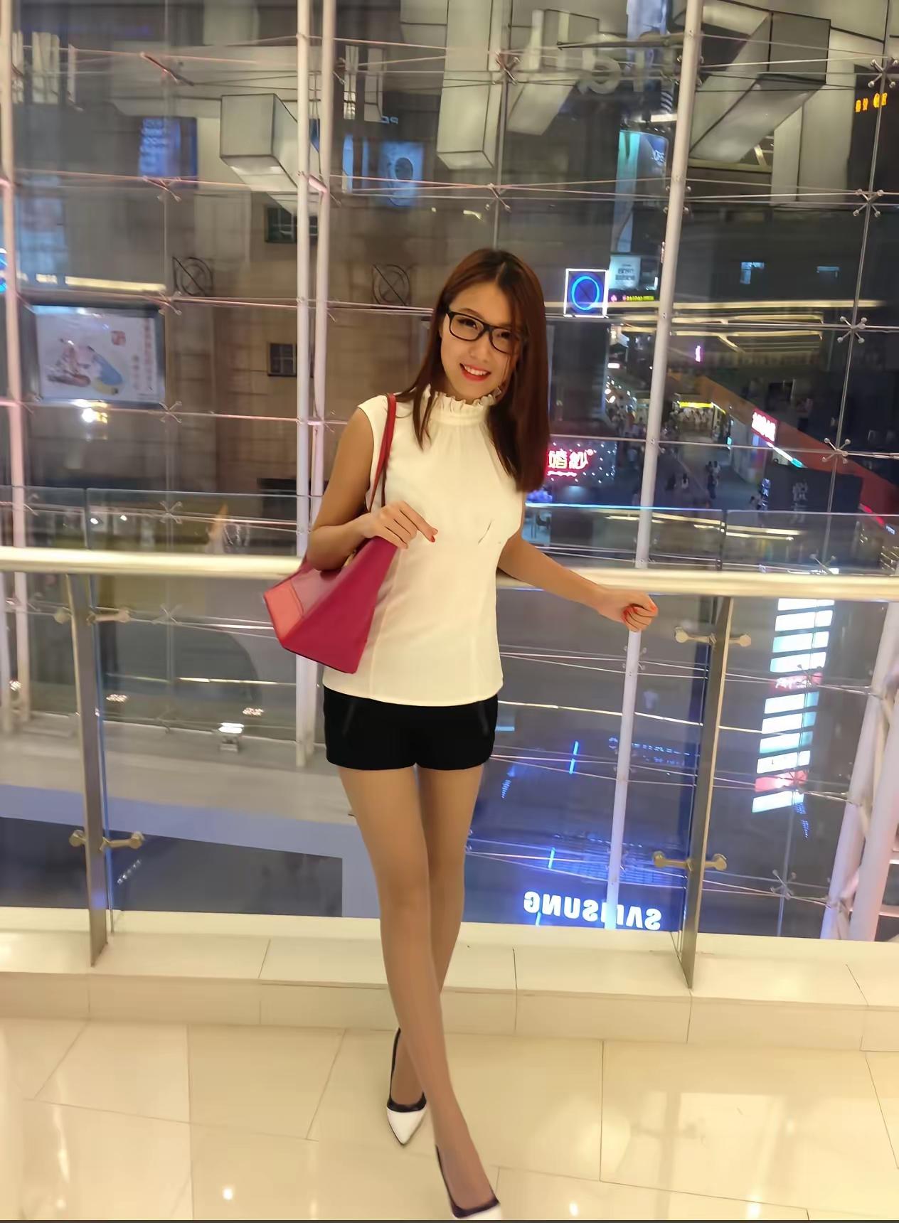 这是当年红极一时的御姐，不知道现在是否还依然哀伤，好多人应该都不知道她了，其实当