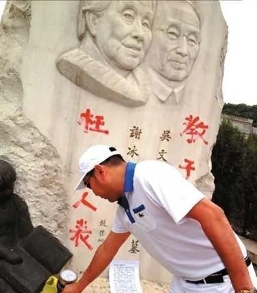 1997年，冰心的长子趁妻子出国，将比自己小40岁的女人带回家，后来他为了分割房