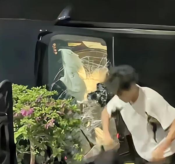 “全网破防！”广东汕头，凌晨三点空荡的街头，18岁少年骑行回家途中偶遇一辆侧翻轿