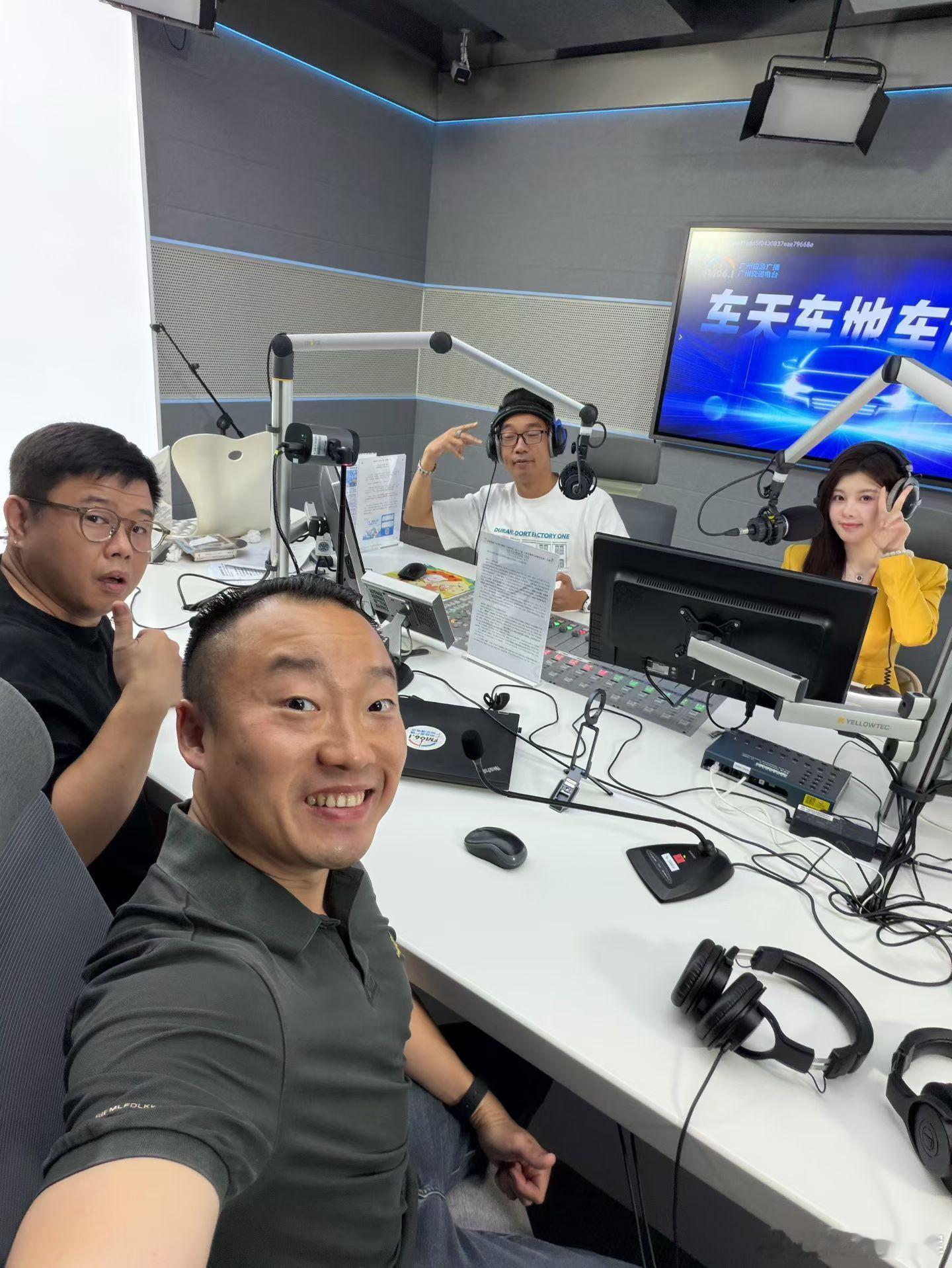 抖子和飞哥仔在直播来看看吧