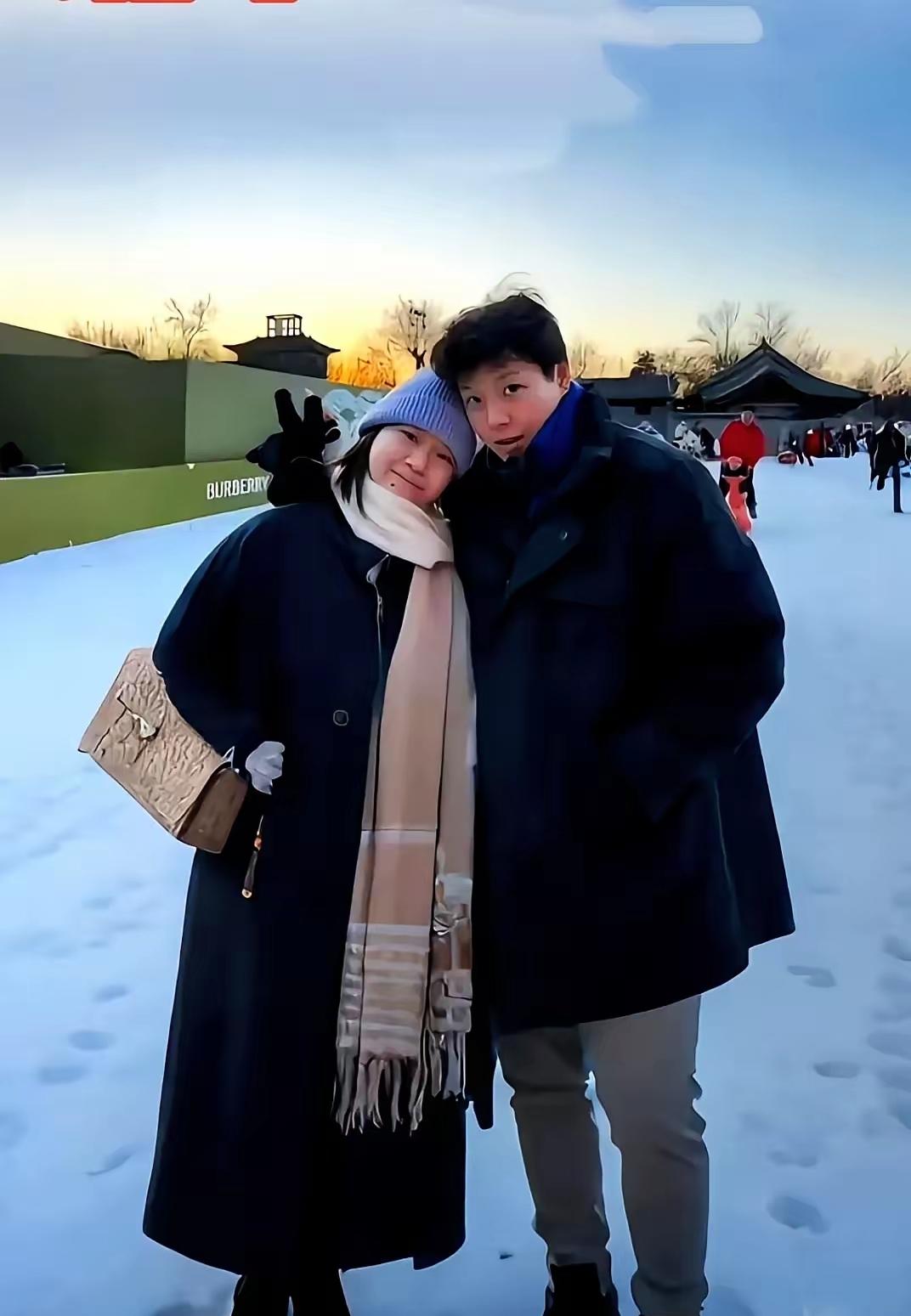 那张雪地里的合照，越看越让人鼻酸。全红婵裹着黑大衣倚在陈艺文肩头，天蓝帽子下的脸