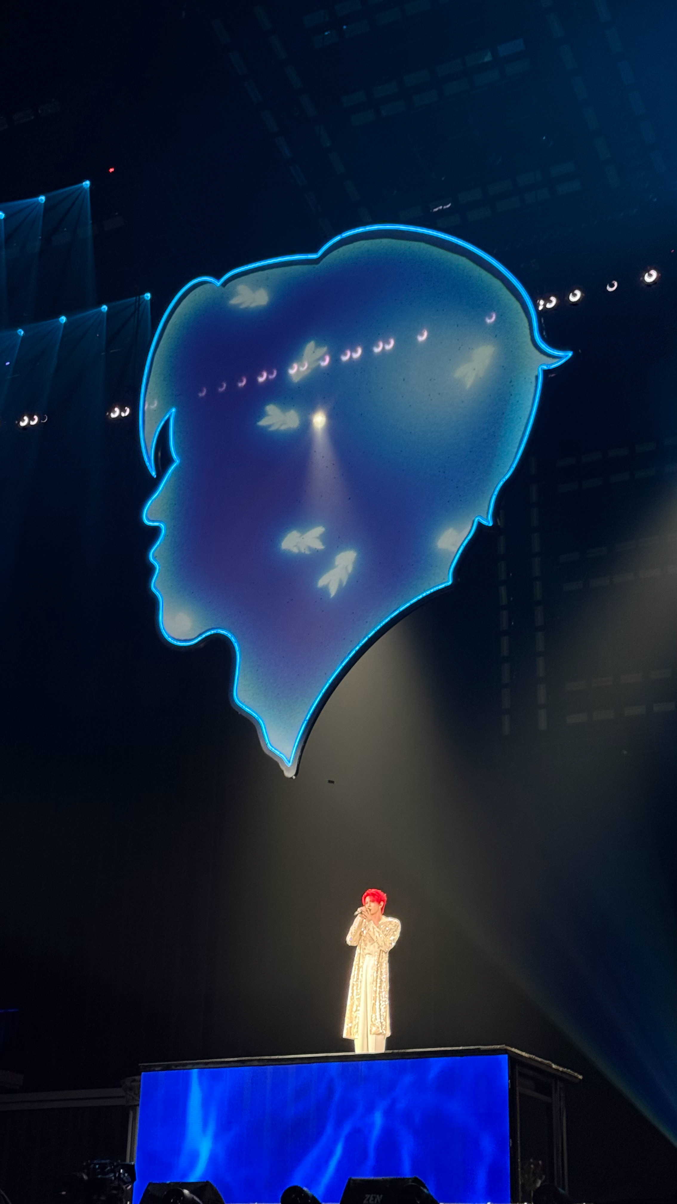 何浩楠HE演唱会厦门安可场到底谁懂何浩楠安可场的快乐！一落座就收到塞满小卡、明信