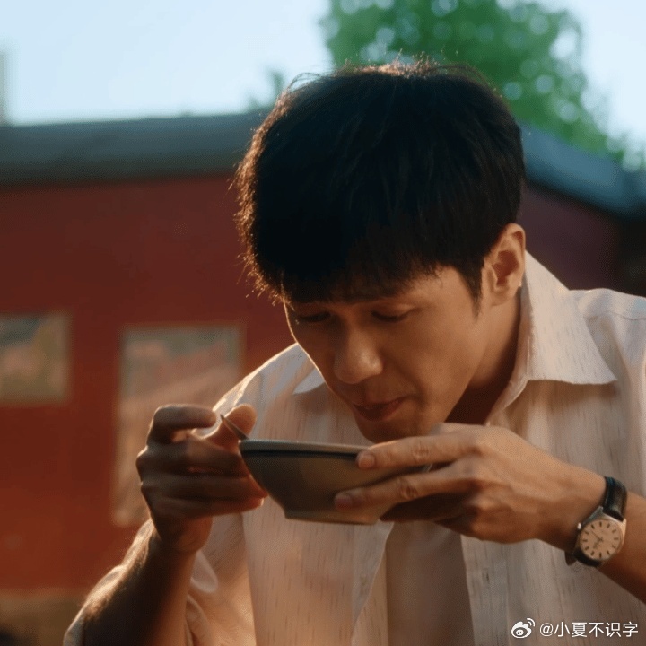 白宇演活了外地人第一次喝豆汁 白宇在《冬去春来》中喝豆汁，第一口那瞳孔地震的模样