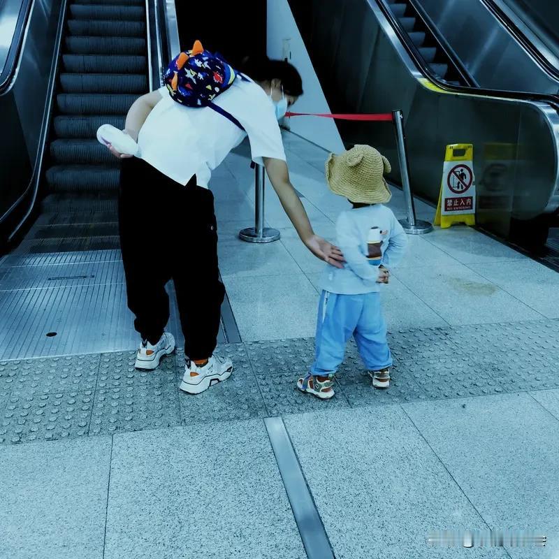 一个人带娃，那真是一场没有硝烟的战斗。就说我自己吧，每天从早到晚连轴转。早上要给