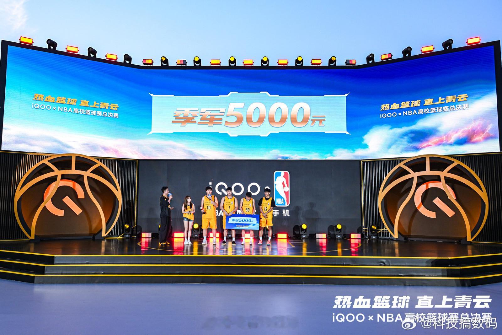 iqoo 🏀 iQOOxNBA高校篮球赛 巅峰之夜！终身难忘今宵。学子满座，呐