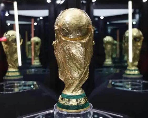 大力神杯重6.175公斤，其中5公斤是纯金。但每次世界杯决赛结束后，这座金杯只属