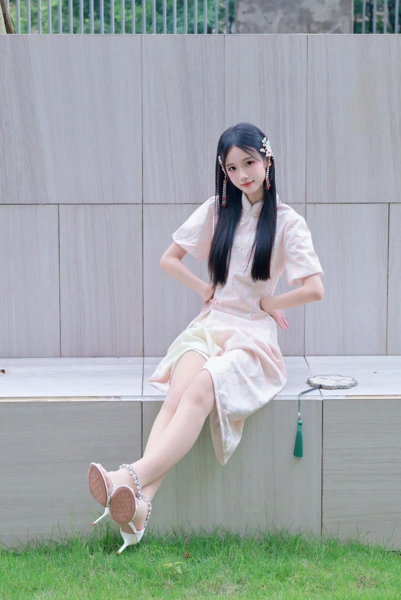 这套是“清新柔美的新中式”穿搭，适配简约户外场景，国风韵味与少女感兼具：
 
-