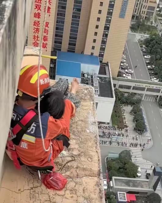 33层高楼绝境一刻：稚子哭喊，救赎心碎母亲
 （个人观点仅供参考。无任何不良引导