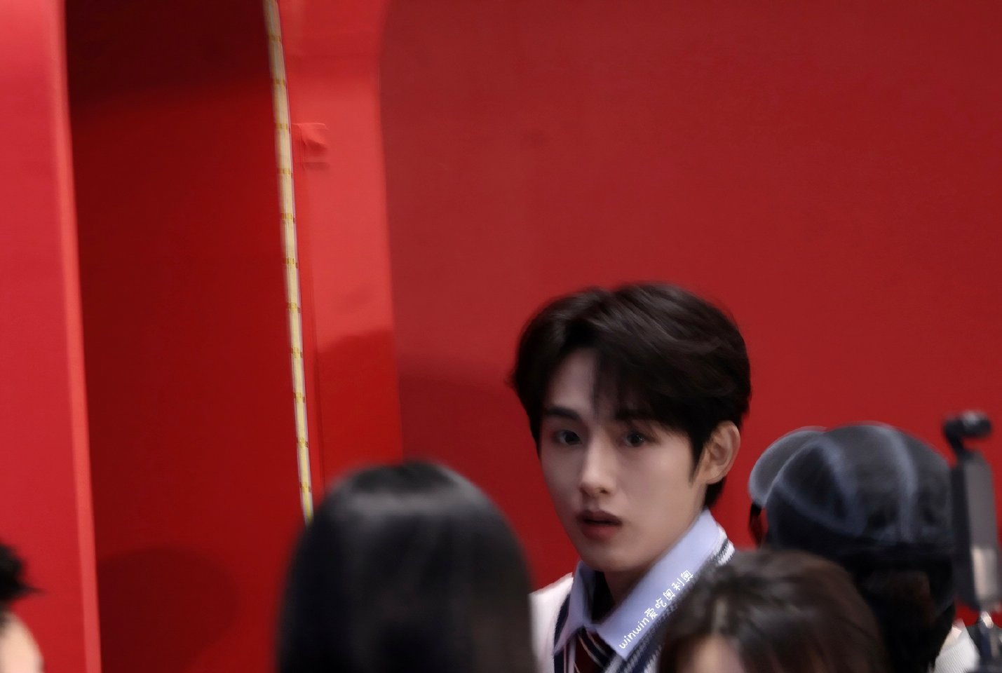 董思成《今天是太阳雨》拍摄路透，坐在便利店门口真的有文艺电影🎬的感觉 